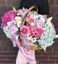 Цветочная композиция из Розы, Хризантемы, Пионы и Лизиантусы в корзине в Дедовичи