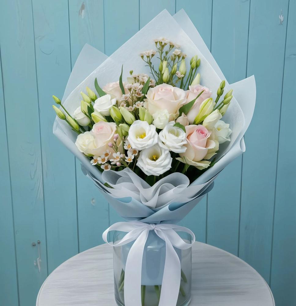 Букет цветов из: Розы и Лизиантусы в Дедовичи