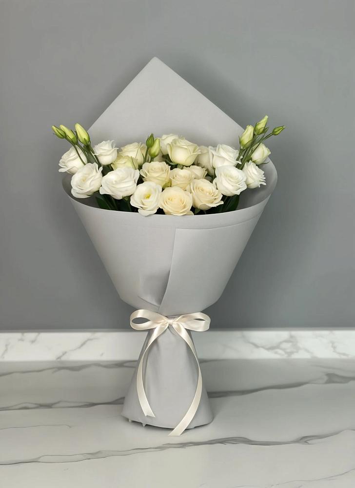 Букет цветов из: Розы и Лизиантусы в Дедовичи