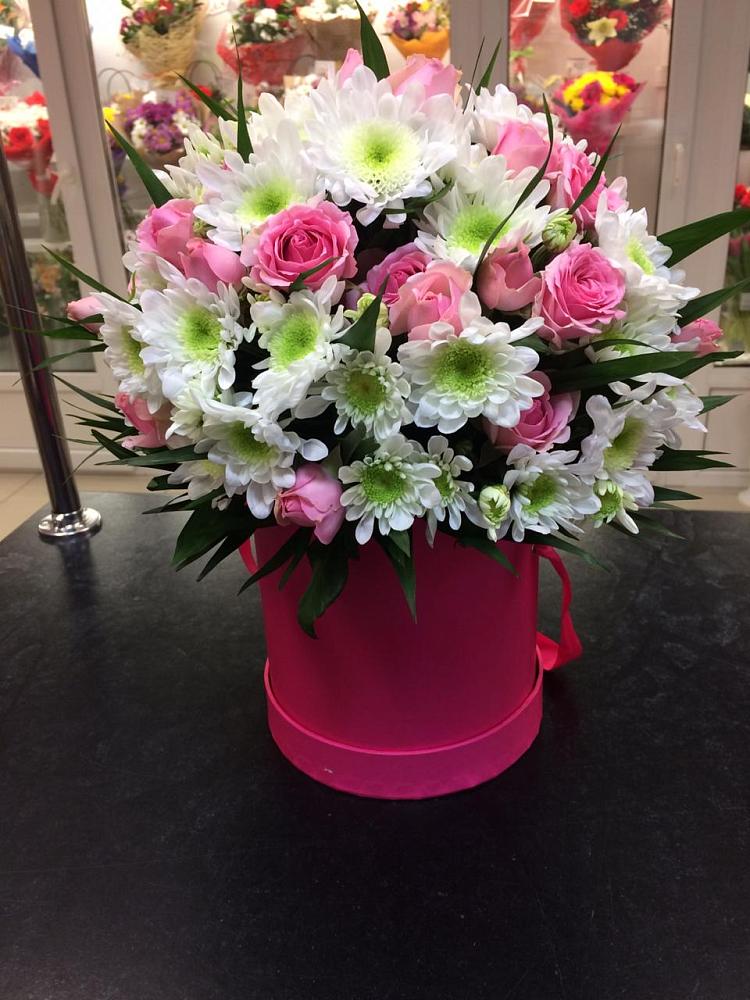 Цветочная композиция из Розы и Хризантемы в шляпной коробке в Дедовичи