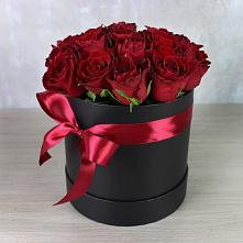 Цветочная композиция из Розы в шляпной коробке в Дедовичи