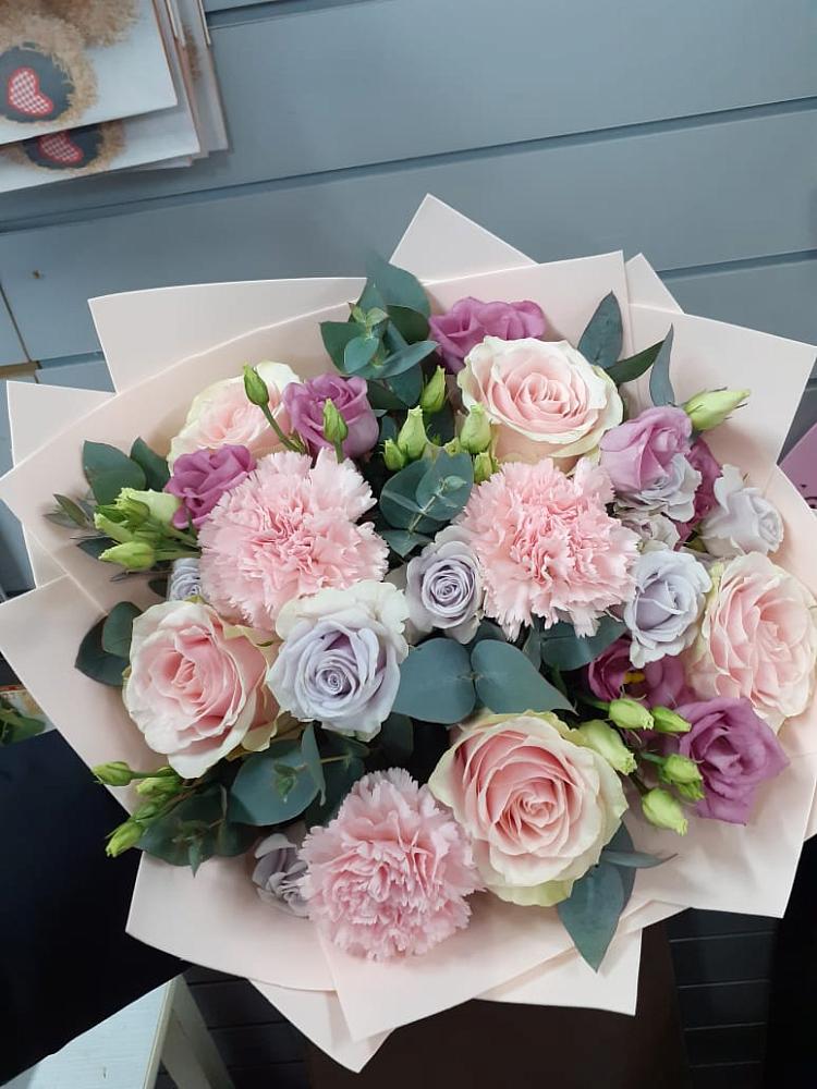 Букет цветов из: Розы, Гвоздики и Лизиантусы в Дедовичи