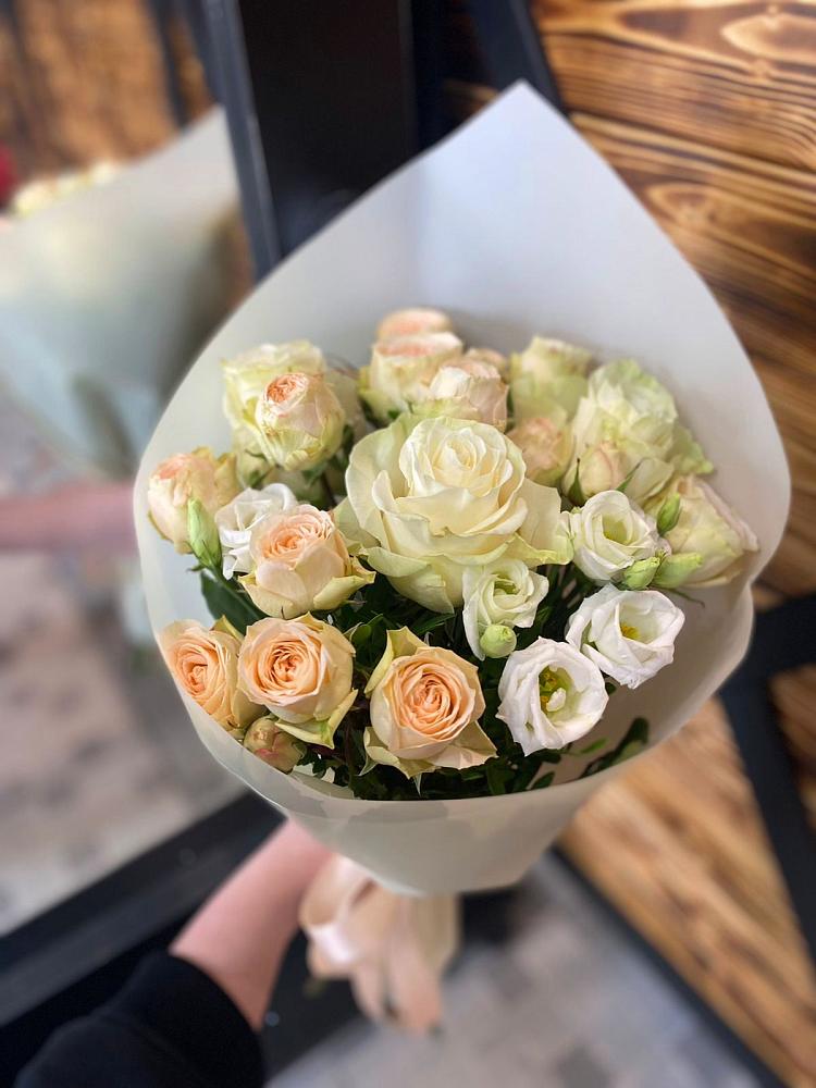 Букет цветов из: Розы и Лизиантусы в Дедовичи